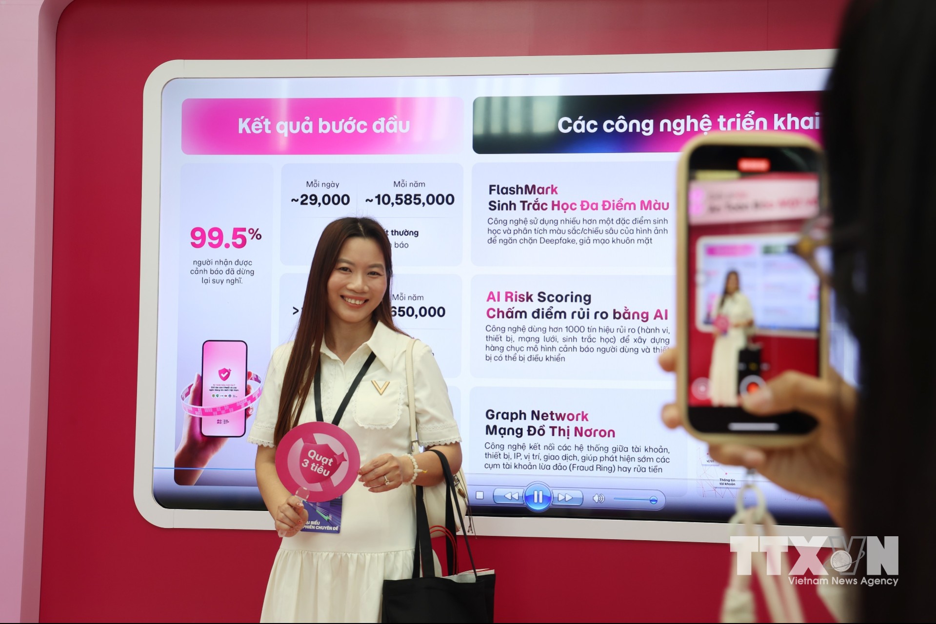Khách tham quan nhận quà sau các trò chơi trải nghiệm, khám phá công nghệ trong khuôn khổ Hội nghị KOL toàn quốc lần thứ II. (Ảnh: Hồng Đạt/TTXVN)